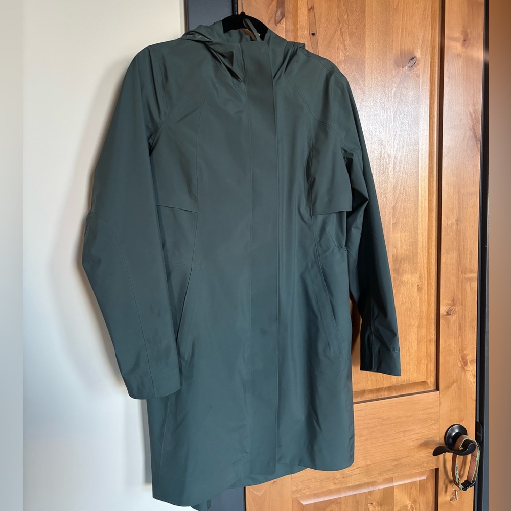 Lululemon rain jacket size 6 in green